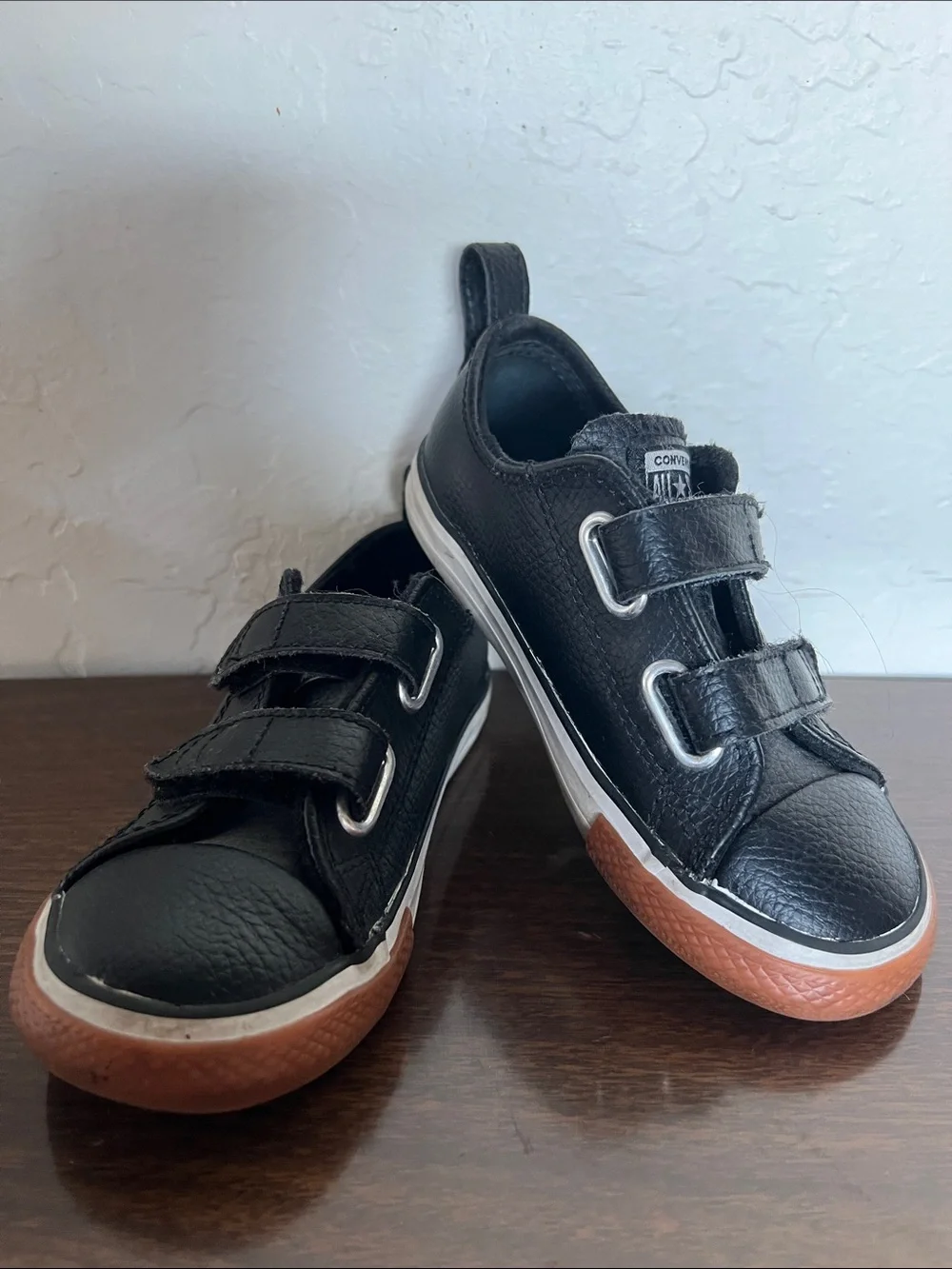 Converse 2V OX Chuck Taylor Kids Black Leather Sneakers /Velcro Size Boy 1